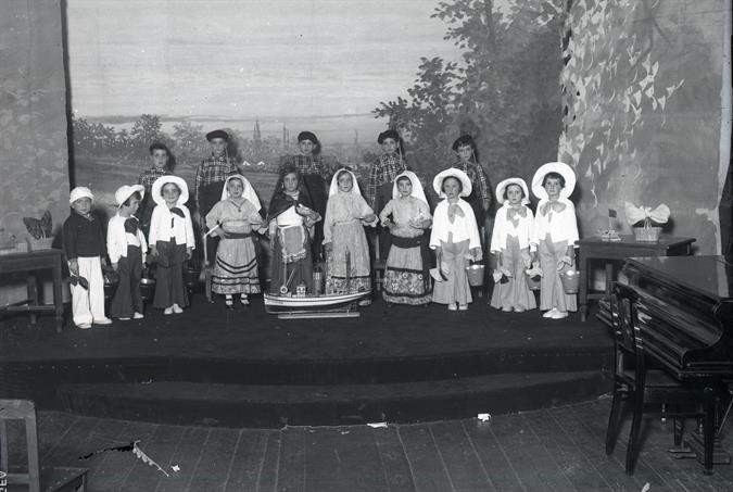 [Grupo de crianças com trajes populares na Escola Infantil nº 1]