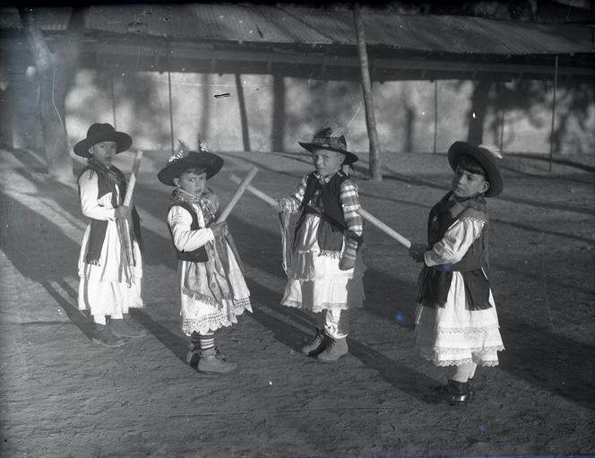 [Grupo de crianças com trajes populares]