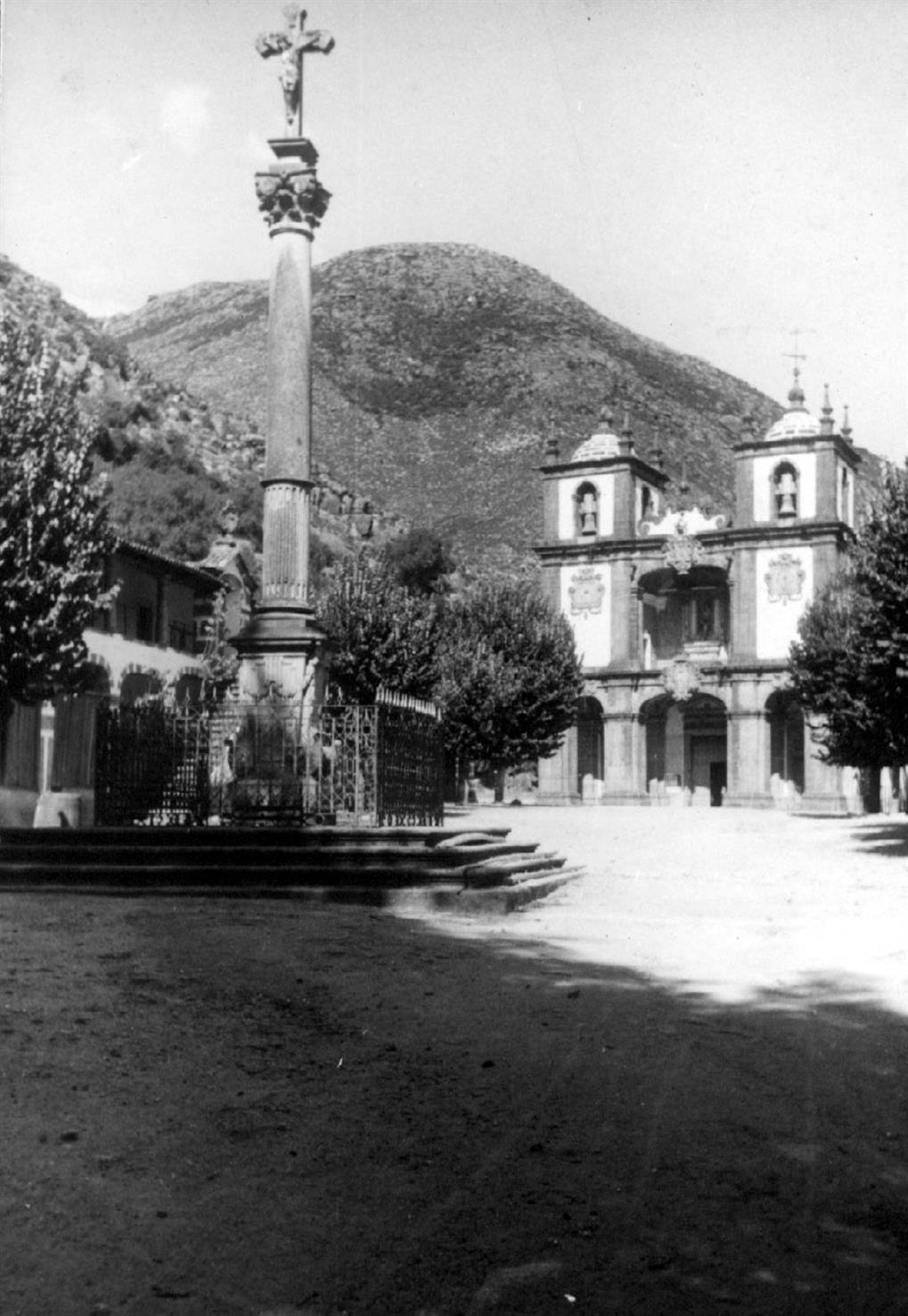 Bouro : concelho de Amares : cruzeiro e igreja do Mosteiro de Nossa Senhora da Abadia
