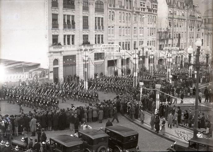 [Parada militar na Avenida dos Aliados aquando da inauguração da Exposição Colonial do Porto]