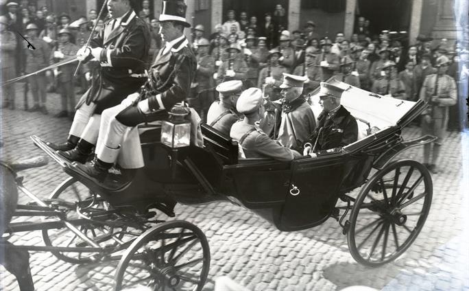 [General Óscar Carmona numa carruagem]