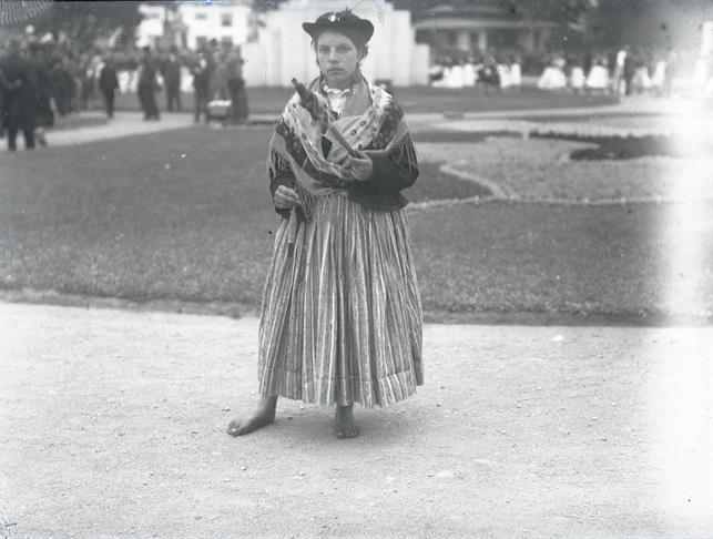 Exposição Colonial do Porto : Praça do Império : [mulher com traje]