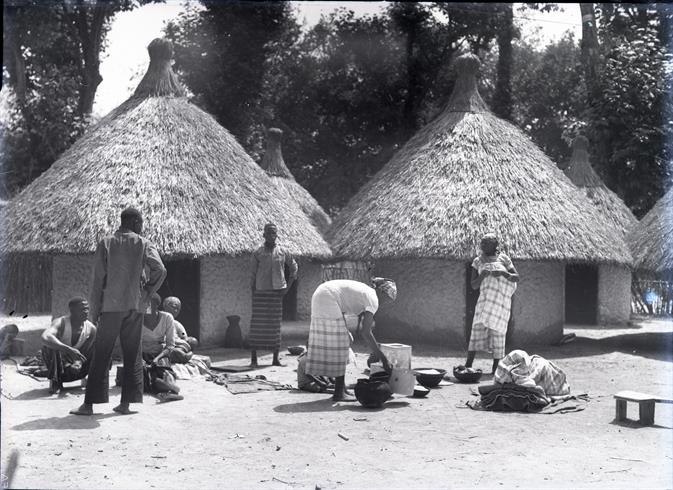 Exposição Colonial do Porto no Palácio de Cristal : [aldeia da Guiné e indígenas]