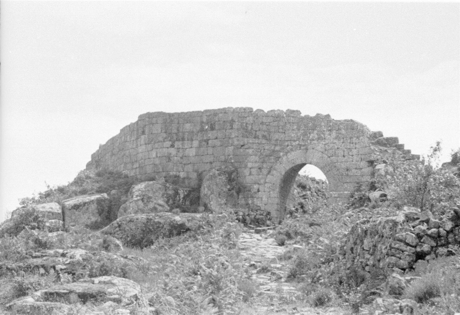 [Ansiães : Carrazeda de Ansiães : arco da muralha do Castelo]