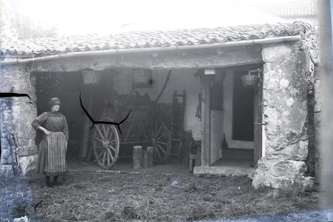 [Senhora junto a casa rural]