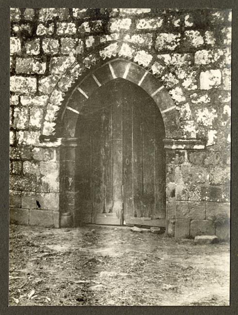 Ancede : concelho de Baião : porta principal da Igreja de Ermelo