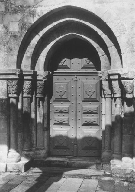 Paço de Sousa : concelho de Penafiel : porta lateral da igreja matriz
