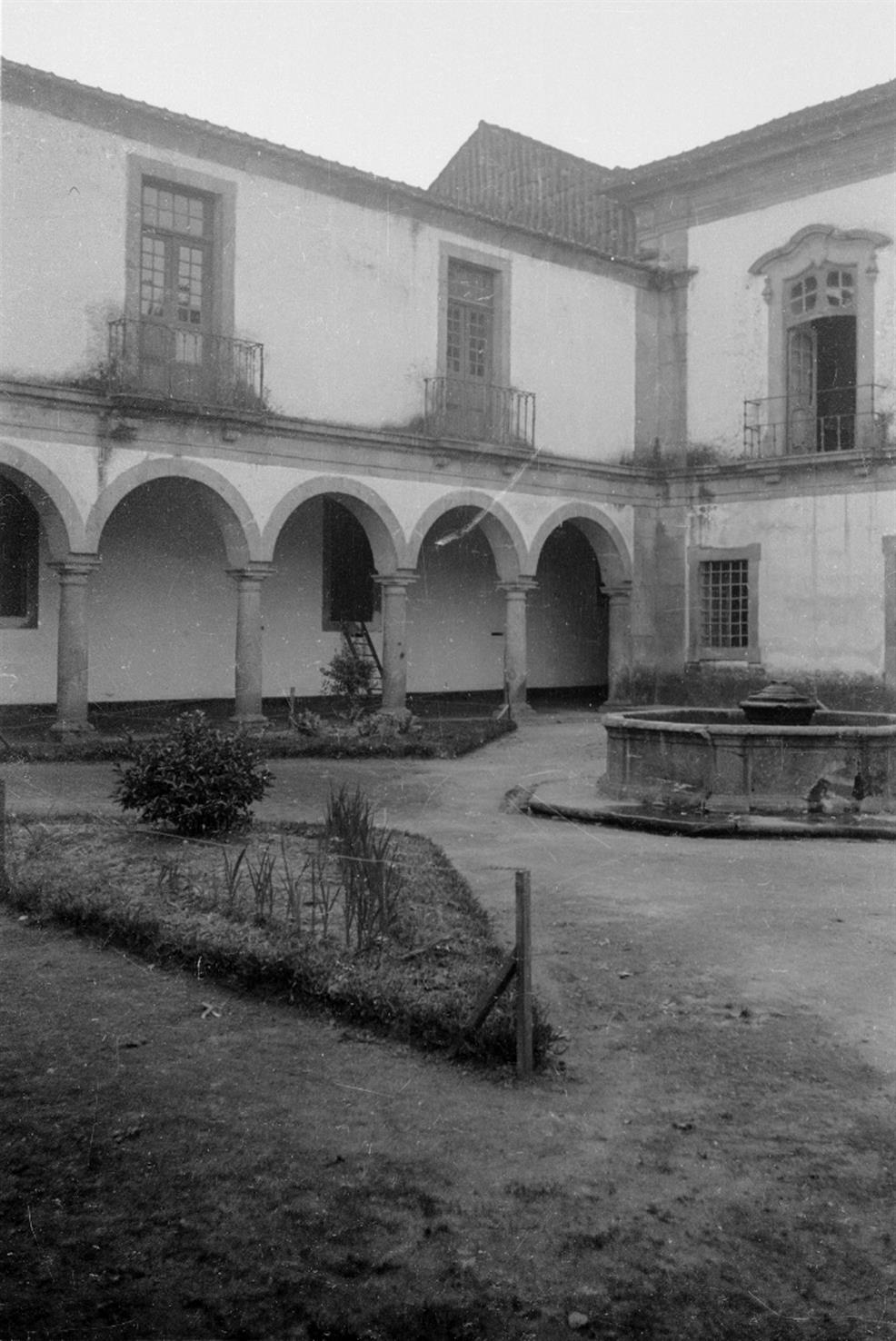 [Santo Tirso : claustro do Convento de São Bento]