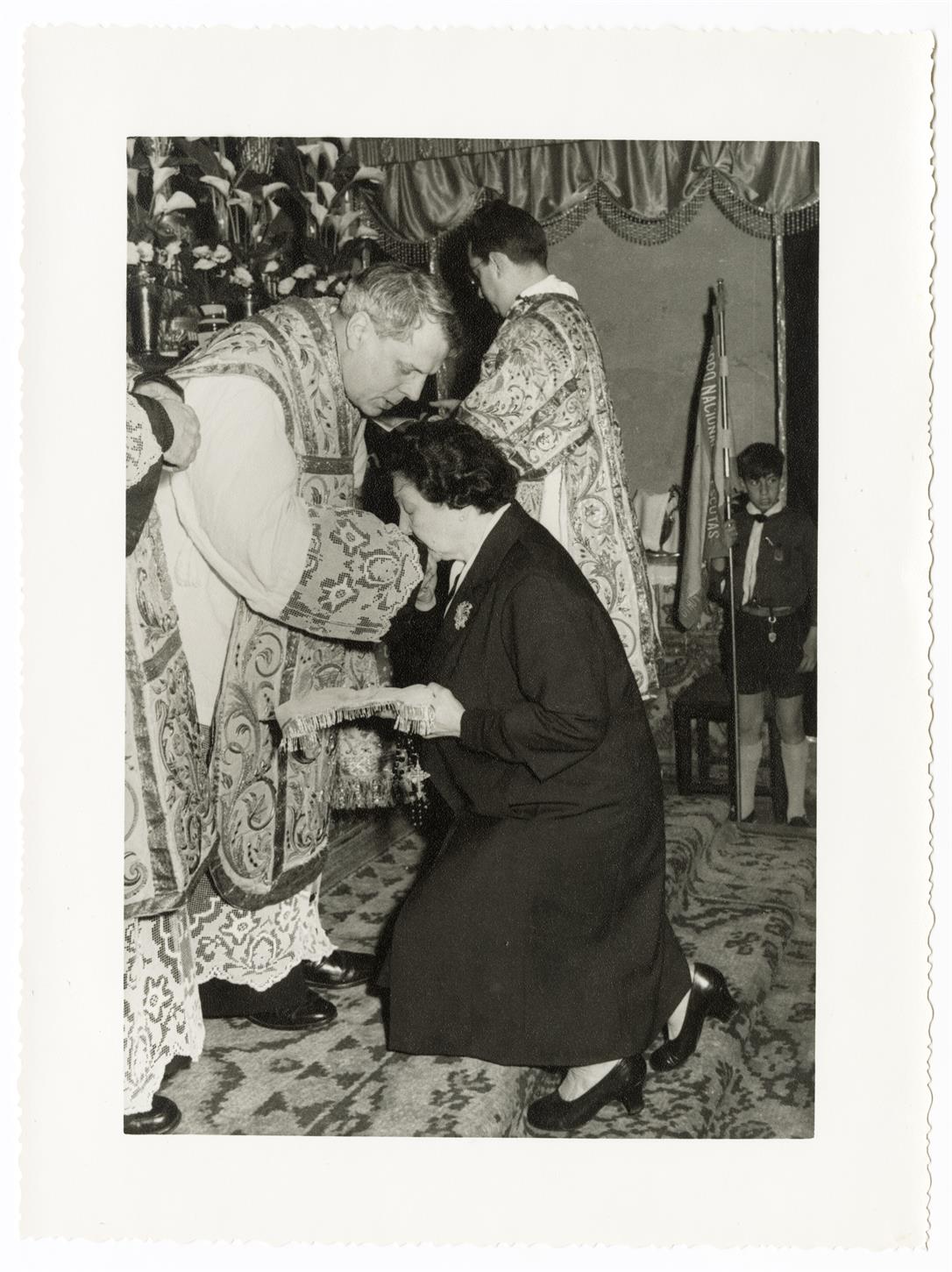 [Adelaide Recarey em cerimónia religiosa]