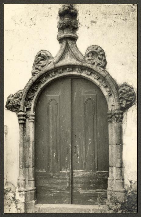 Arronches : porta lateral sul da igreja matriz