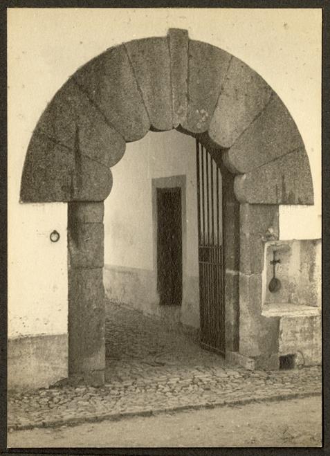 Portalegre : porta de entrada da casa da Quinta dos Cantarinhos, antiga residência dos Duques de Lafões