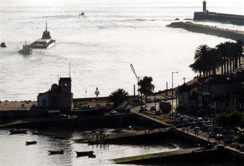 Vista da Cantareira : o mar, o Farol de São Miguel o Anjo, e embarcações