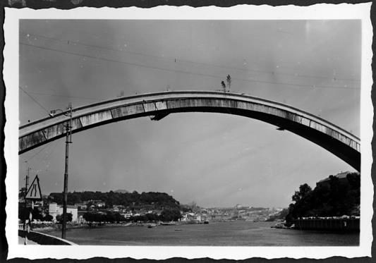 Pontes do Porto e Lisboa : construção da ponte da Arrábida : arco completo