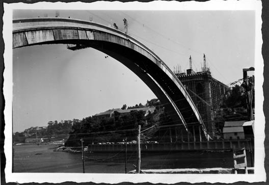 Pontes do Porto e Lisboa : construção da ponte da Arrábida : arco completo