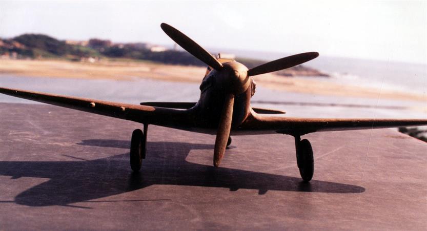 Brinquedo : modelo de Spitfire da RAF