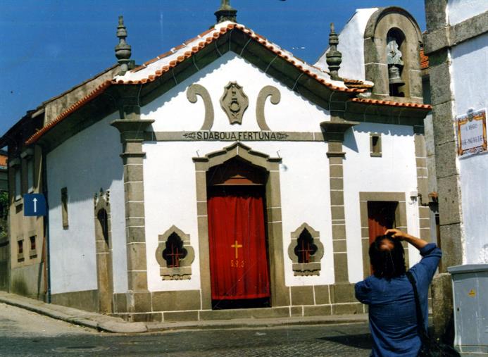Hélder Pacheco fotografando a capela do Senhor da Boa Fortuna