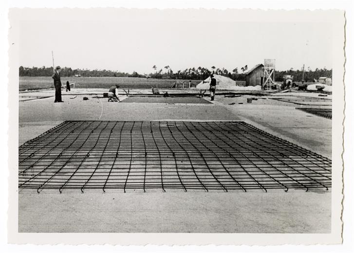 Construção do Aeródromo de Pedras Rubras : Ampliação da pista Norte-Sul : construção da plataforma de estacionamento