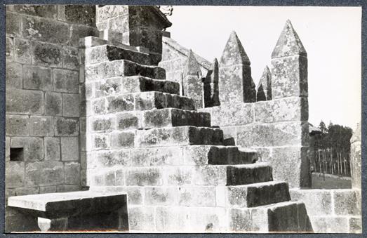 Igreja de Leça do Balio : concelho de Matosinhos : escada ligando a cobertura da capela-mor ao telhado da nave central