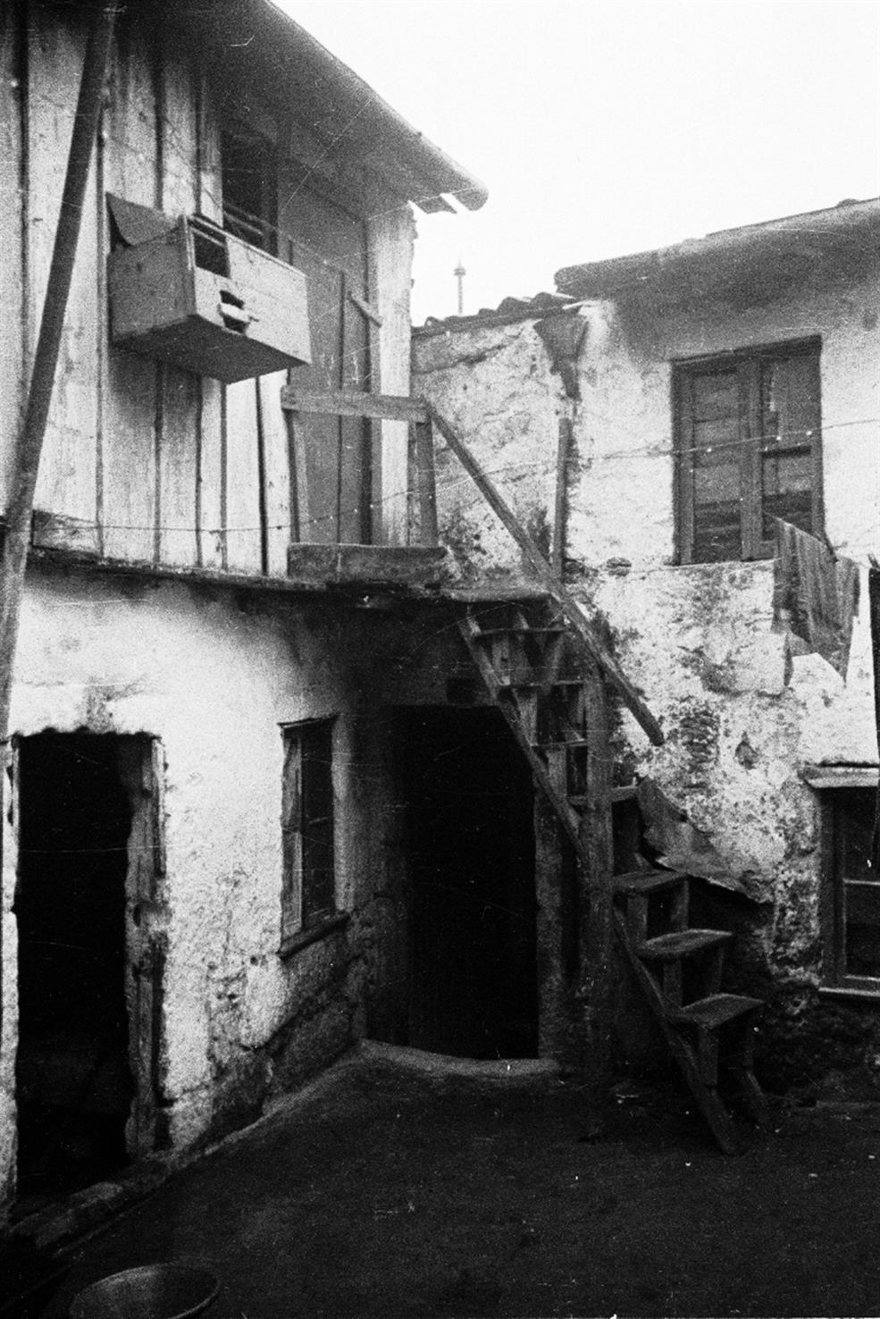 [Porto : "Ilha" das Escadas do Monte Cativo, n.º 15-A]