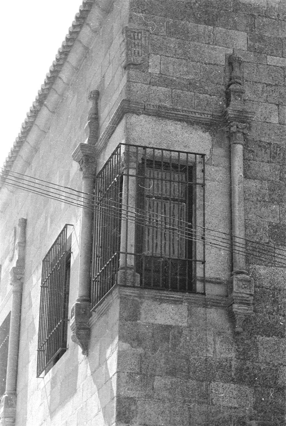 [Ávila : Espanha : janelas do Palácio de Nuñez Vela]