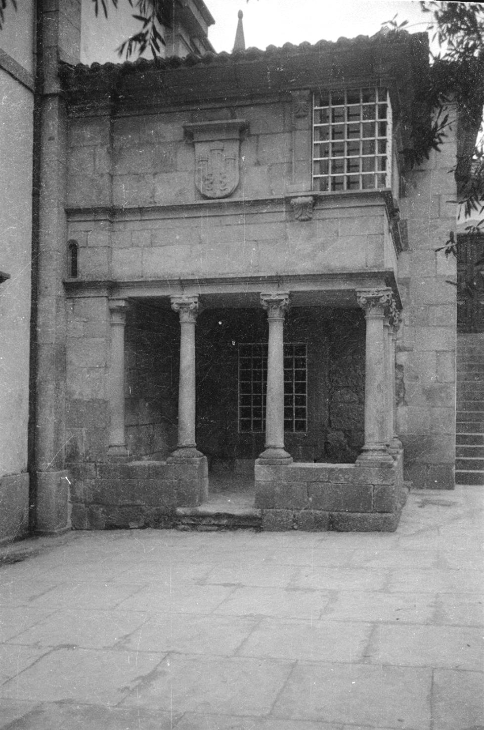 [Negrelos : concelho de Santo Tirso : dependência da igreja matriz]