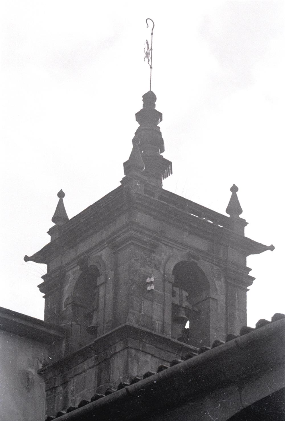 [Braga : pormenor da torre da antiga Igreja Beneditina]