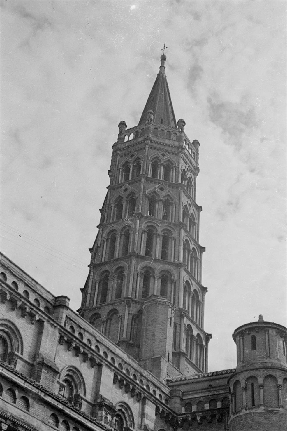 [Toulouse : França : torre sineira da Basílica de Saint-Sernin]