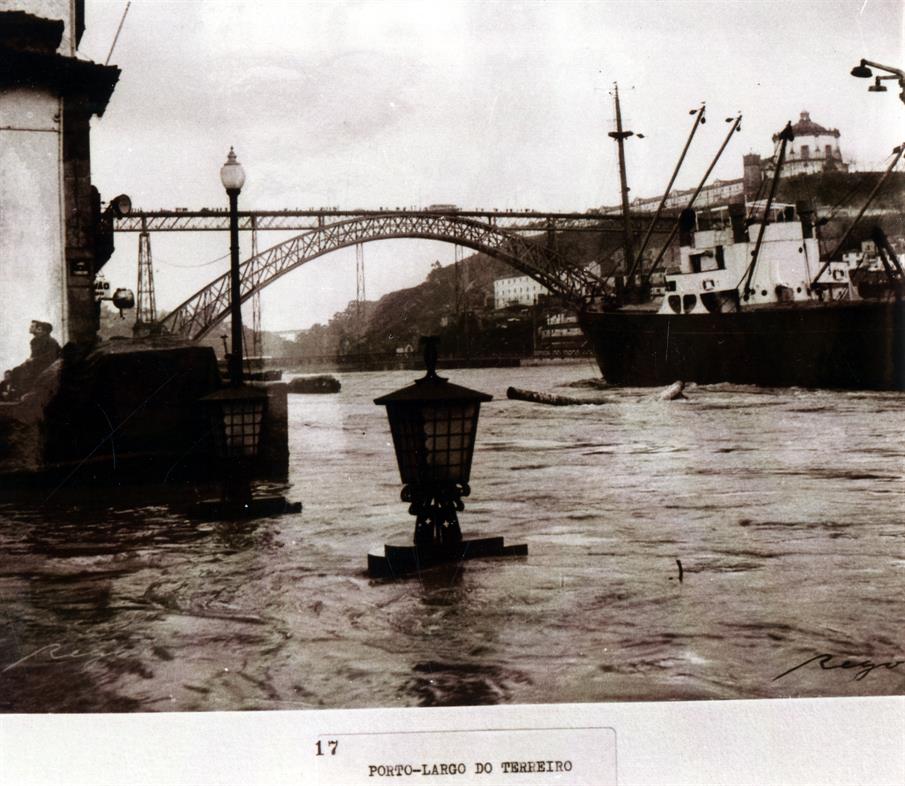 Cheia no Porto em 1962 : largo do Terreiro