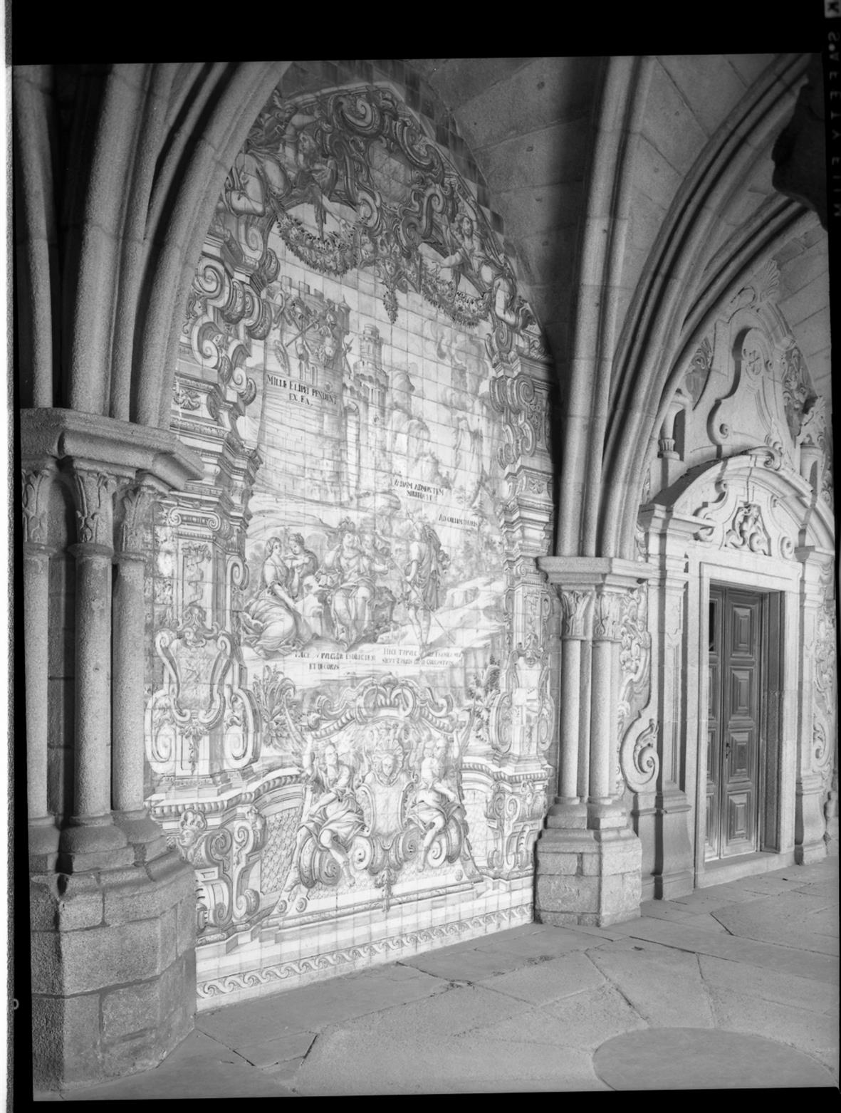 [Obra de Nicolau Nasoni na Igreja da Sé do Porto : galeria do claustro e portada da sacristia]