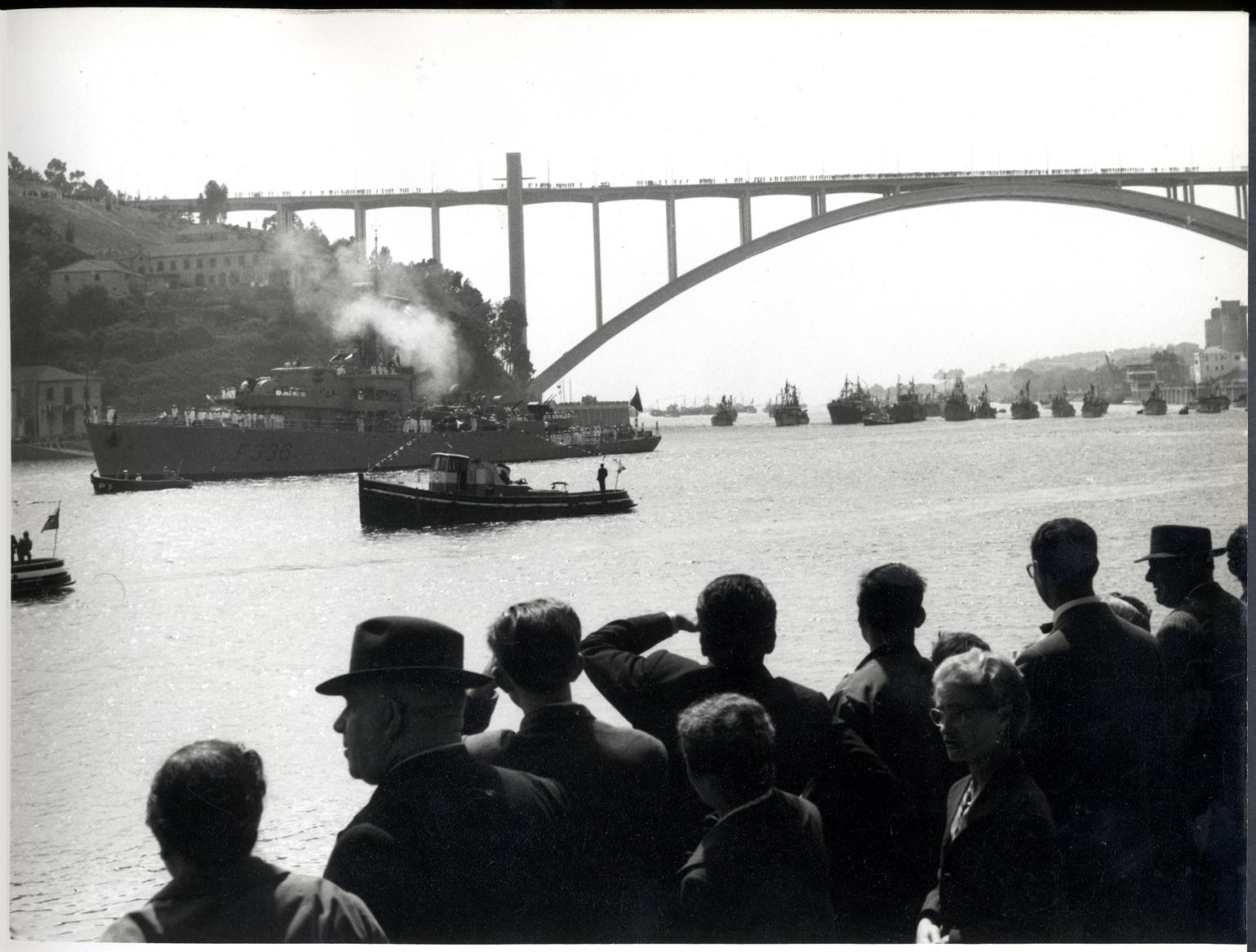 Inauguração da Ponte da Arrábida: barco residencial passando sobe a ponte