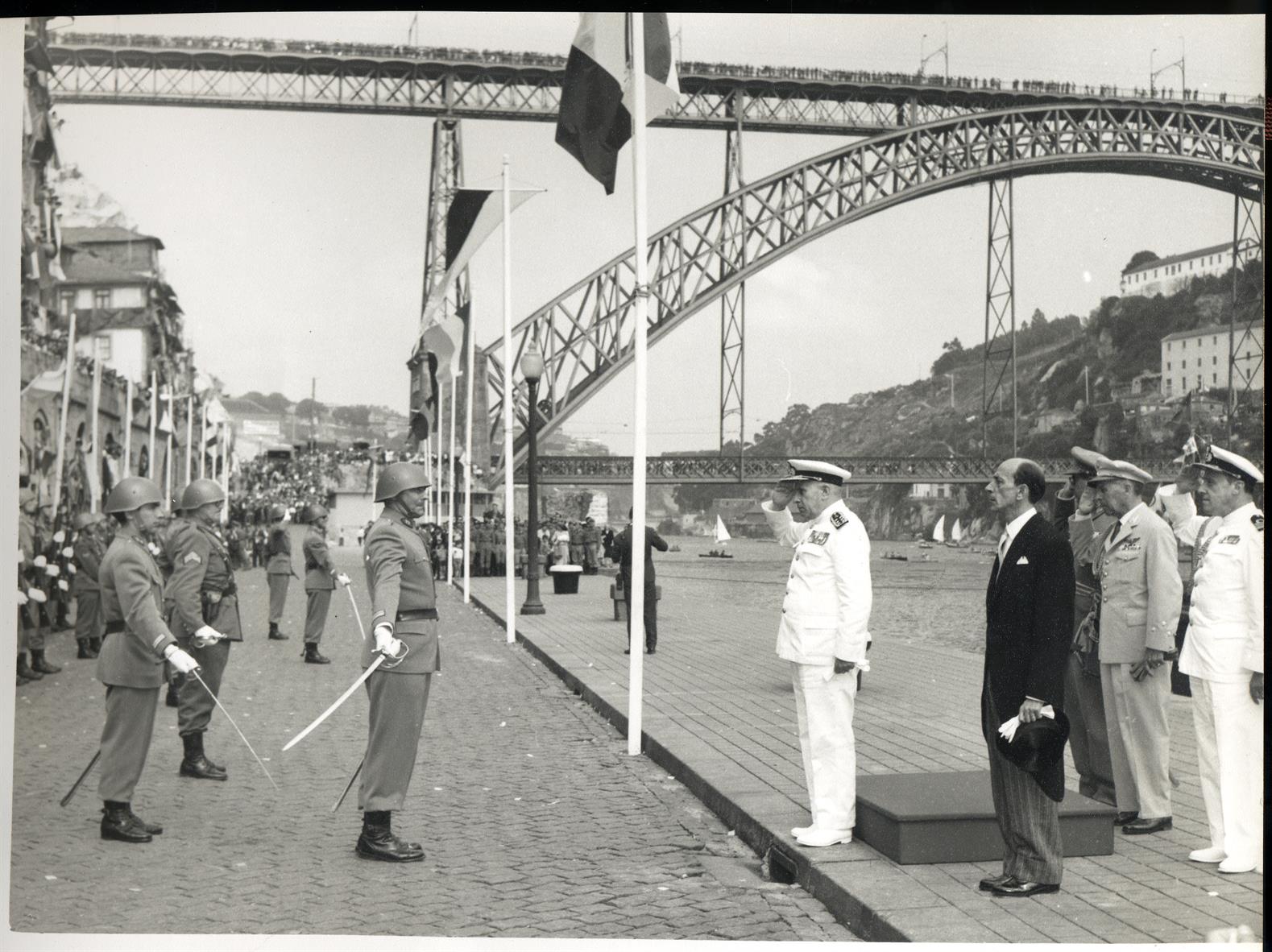 Inauguração da Ponte da Arrábida : continência à Guarda de Honra