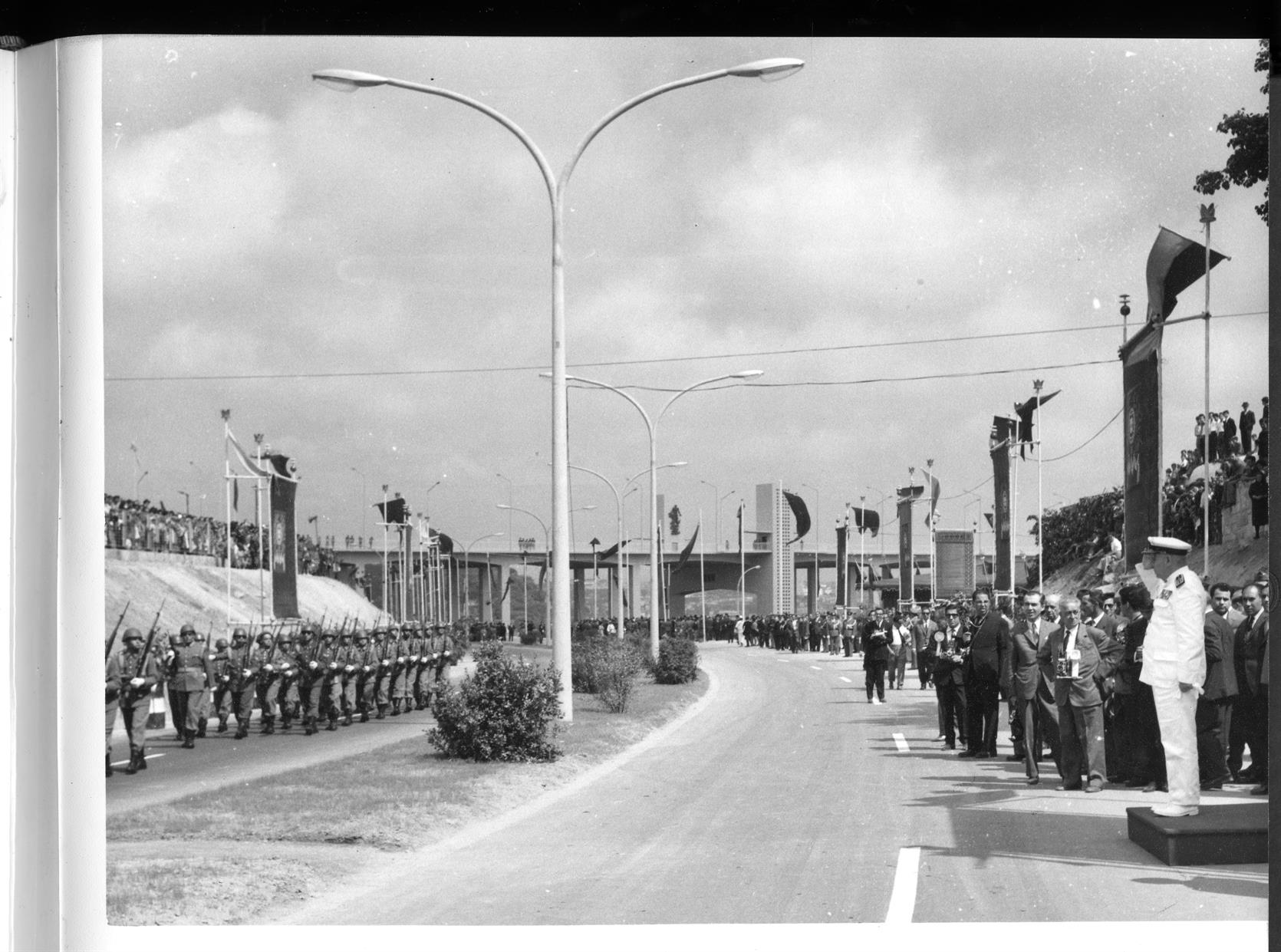 Inauguração da Ponte da Arrábida : desfile da Guarda de Honra