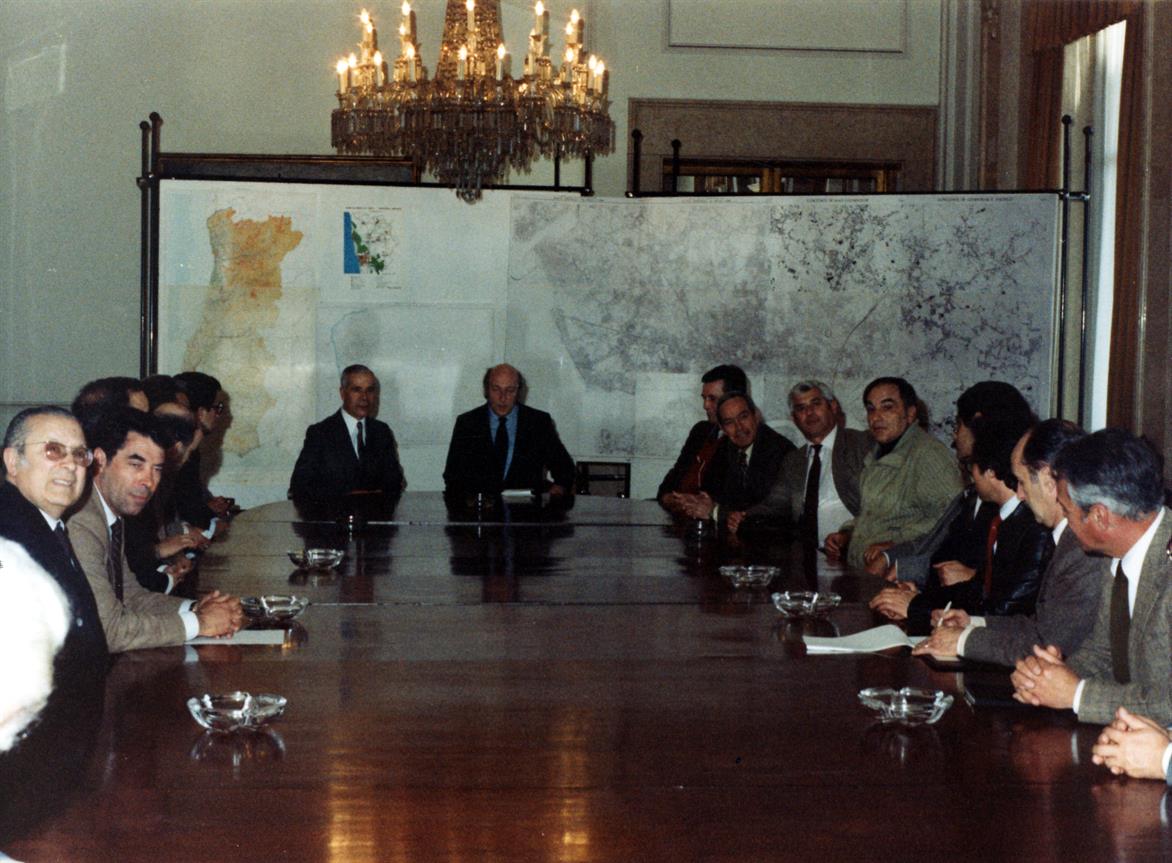 Reunião relacionada com o plano diretor municipal, presidida por Paulo Valada