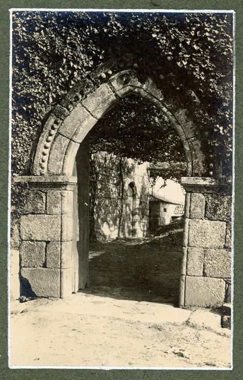 [Cete : concelho de Paredes : porta das dependências do mosteiro]