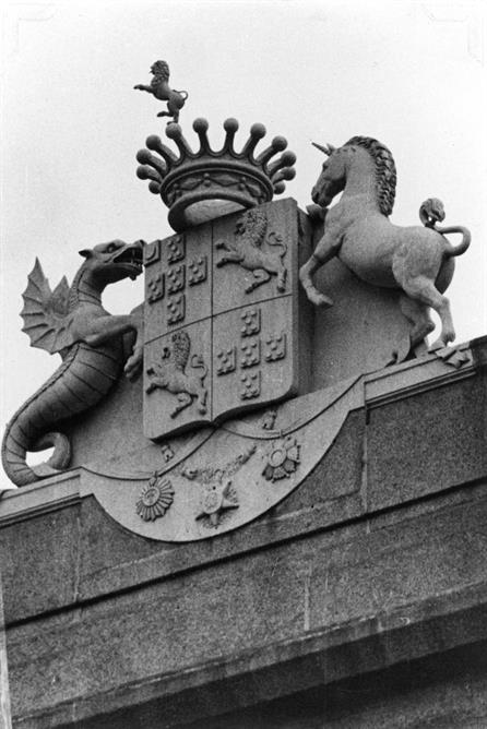 Praça de Carlos Alberto : brasão do Palácio dos Condes da Trindade
