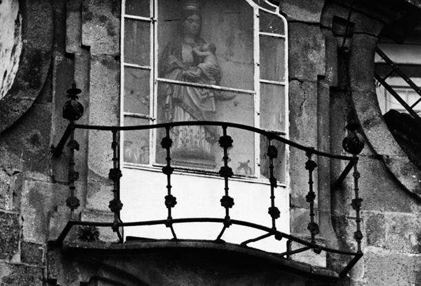 Braga : varandim do nicho de Nossa Senhora da Nazaré : Arco da Porta Nova