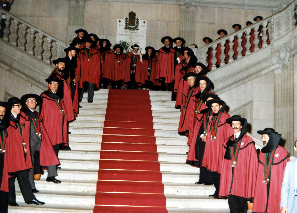 Visita da Rainha Isabel II e Duque de Edimburgo ao Porto : a Confraria do Vinho do Porto na escadaria do Palácio da Bolsa