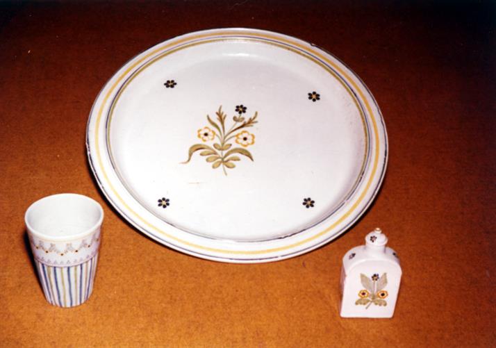 Cerâmica portuense : prato decorativo : copo e frasco