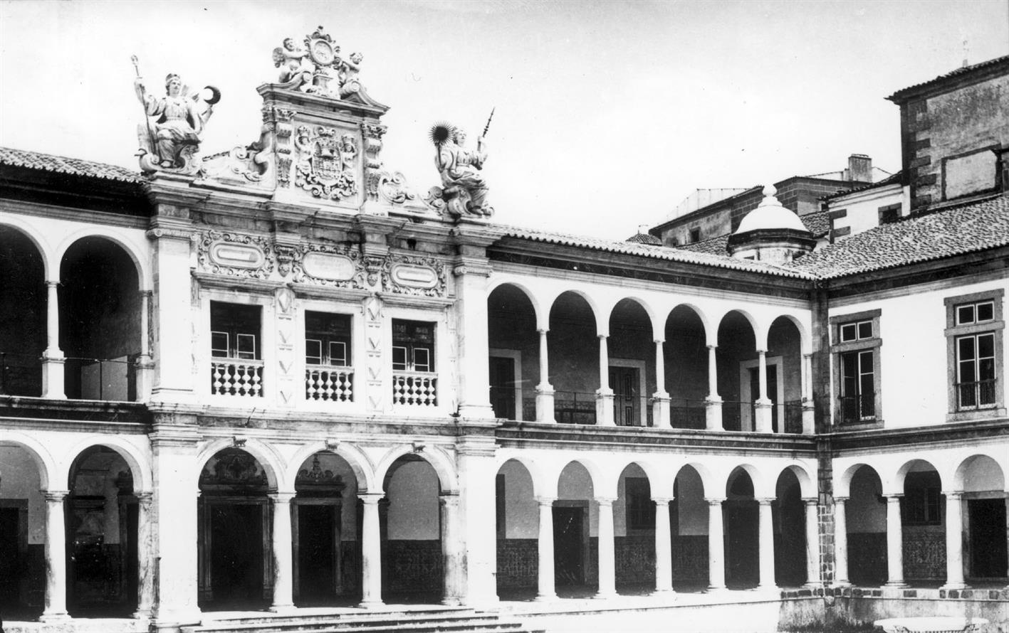 Claustro da antiga Universidade do Espírito Santo