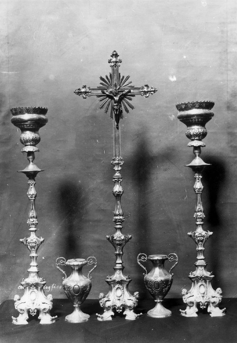 Cruz de altar, dois castiçais e duas urnas para flores