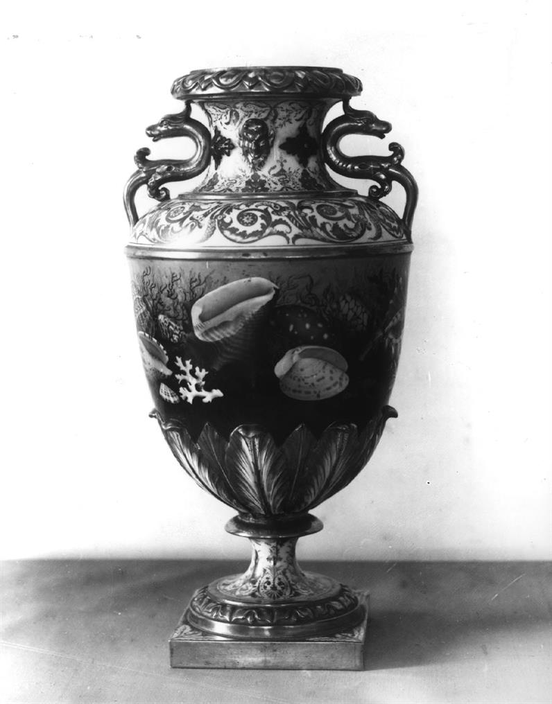 Urna de porcelana da Fábrica inglesa Royal Derby