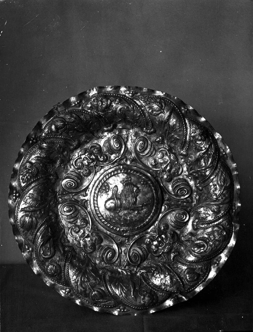 Salva de prata branca em estilo holandês : séc. XVII : Museu de Arte Antiga