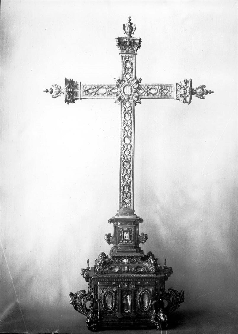 Cruz relicário de prata dourada, 1624 : Museu Nacional de Arte Antiga