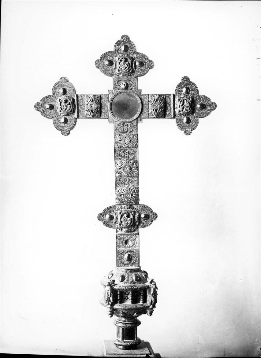 Cruz processional feita de azeviche : meados séc. XVII : Tesouro da Sé de Coimbra