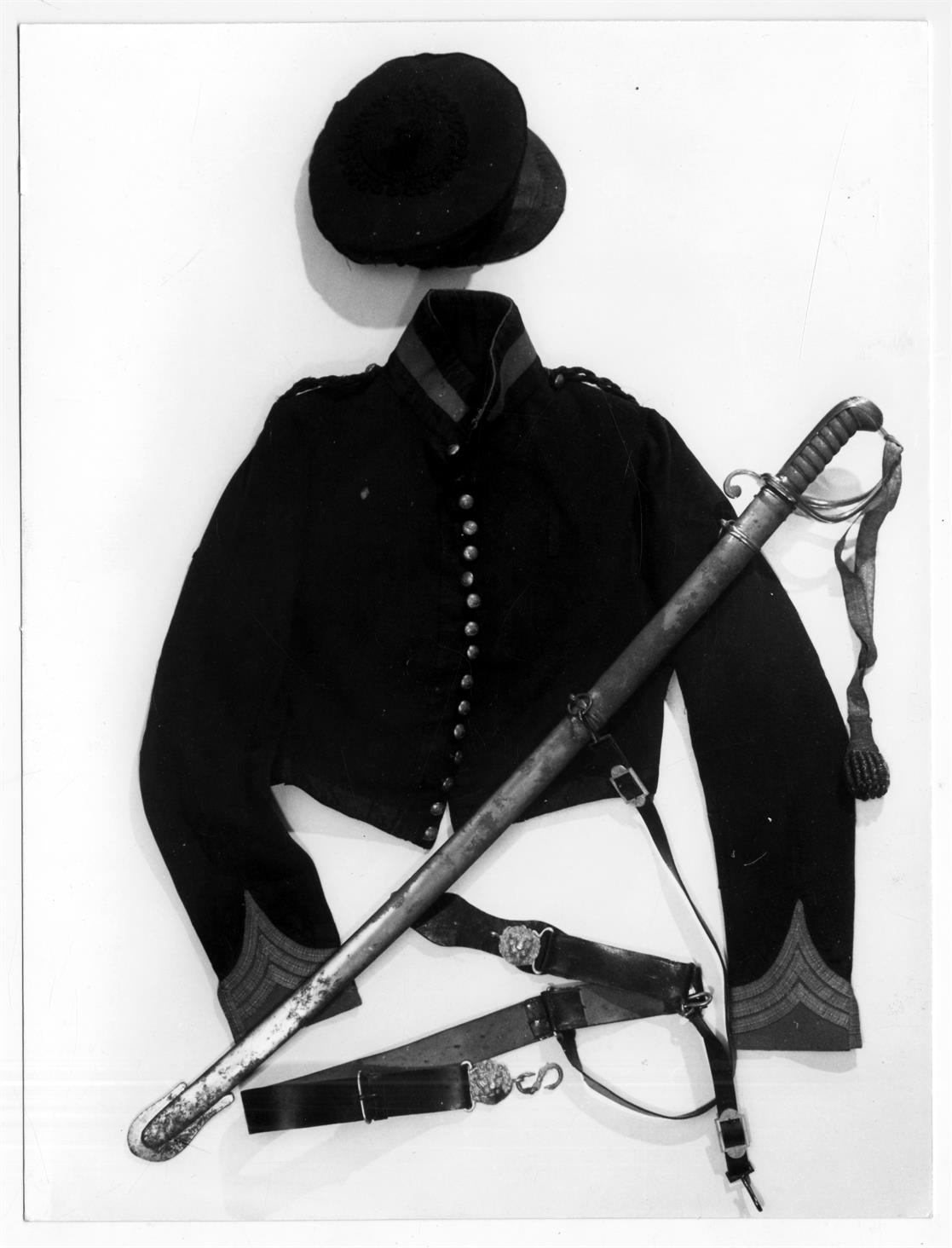 O cerco do Porto : exposição comemorativa do 150º aniversário : espada e farda do tempo do cerco