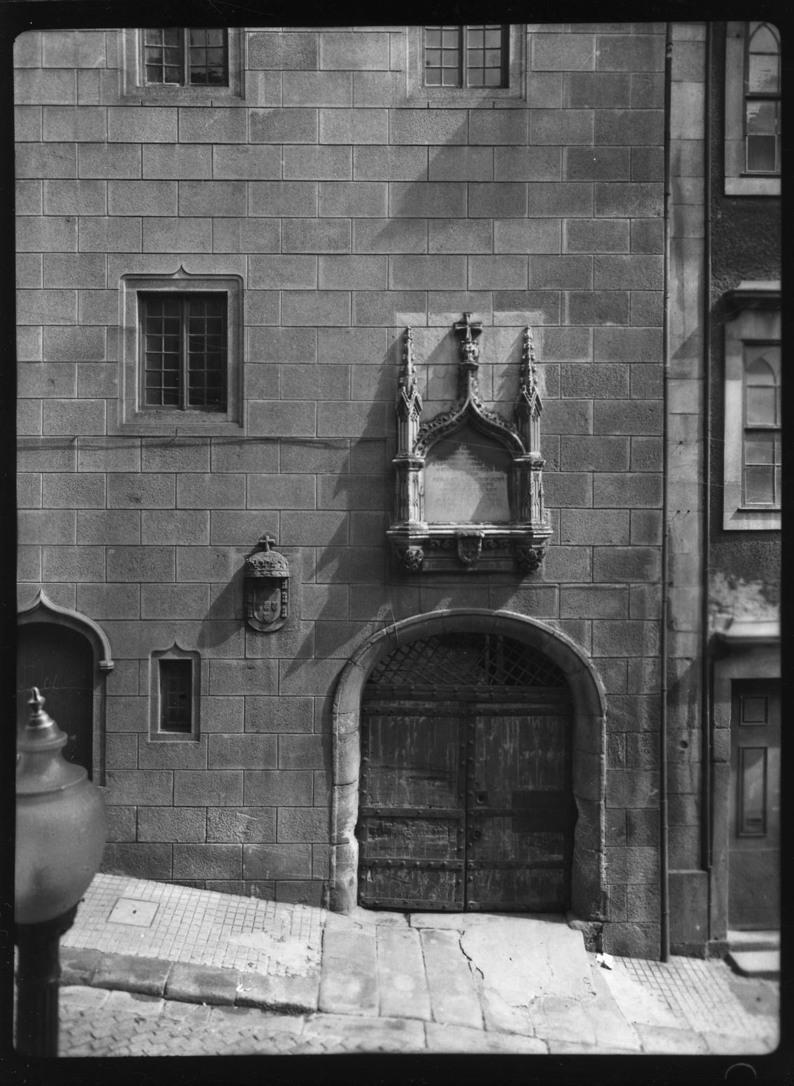 A Alfândega do Porto e o despacho aduaneiro : fachada principal da Casa o Infante antes das obras de restauro