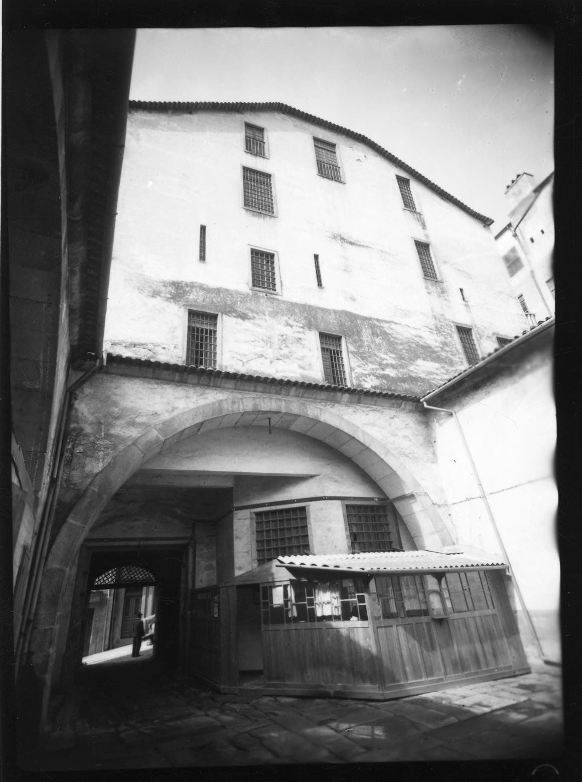A Alfândega do Porto e o despacho aduaneiro : fachada posterior do corpo principal da Casa do Infante