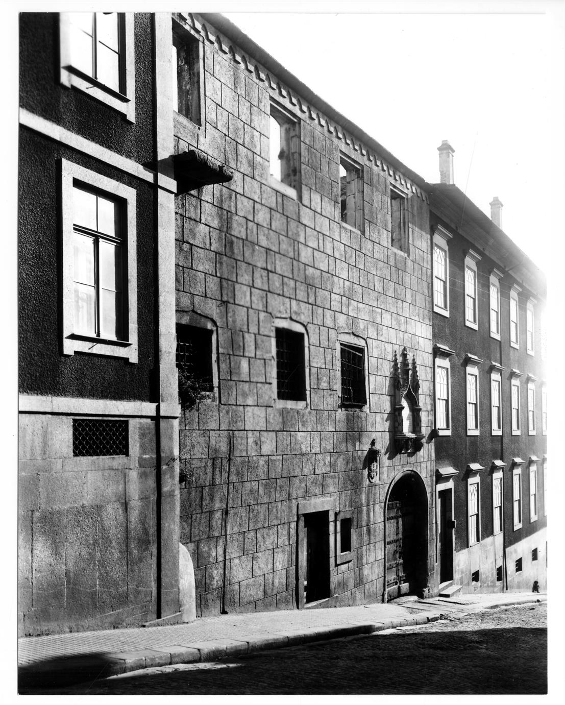A Alfândega do Porto e o despacho aduaneiro : fachada principal da Casa do Infante, antes da construção do quarto piso