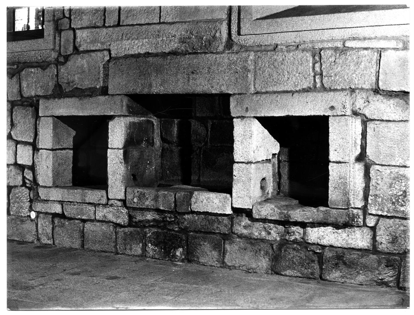 A Alfândega do Porto e o despacho aduaneiro : forno central e «armários» para os foles da forja de fundição do século XVII