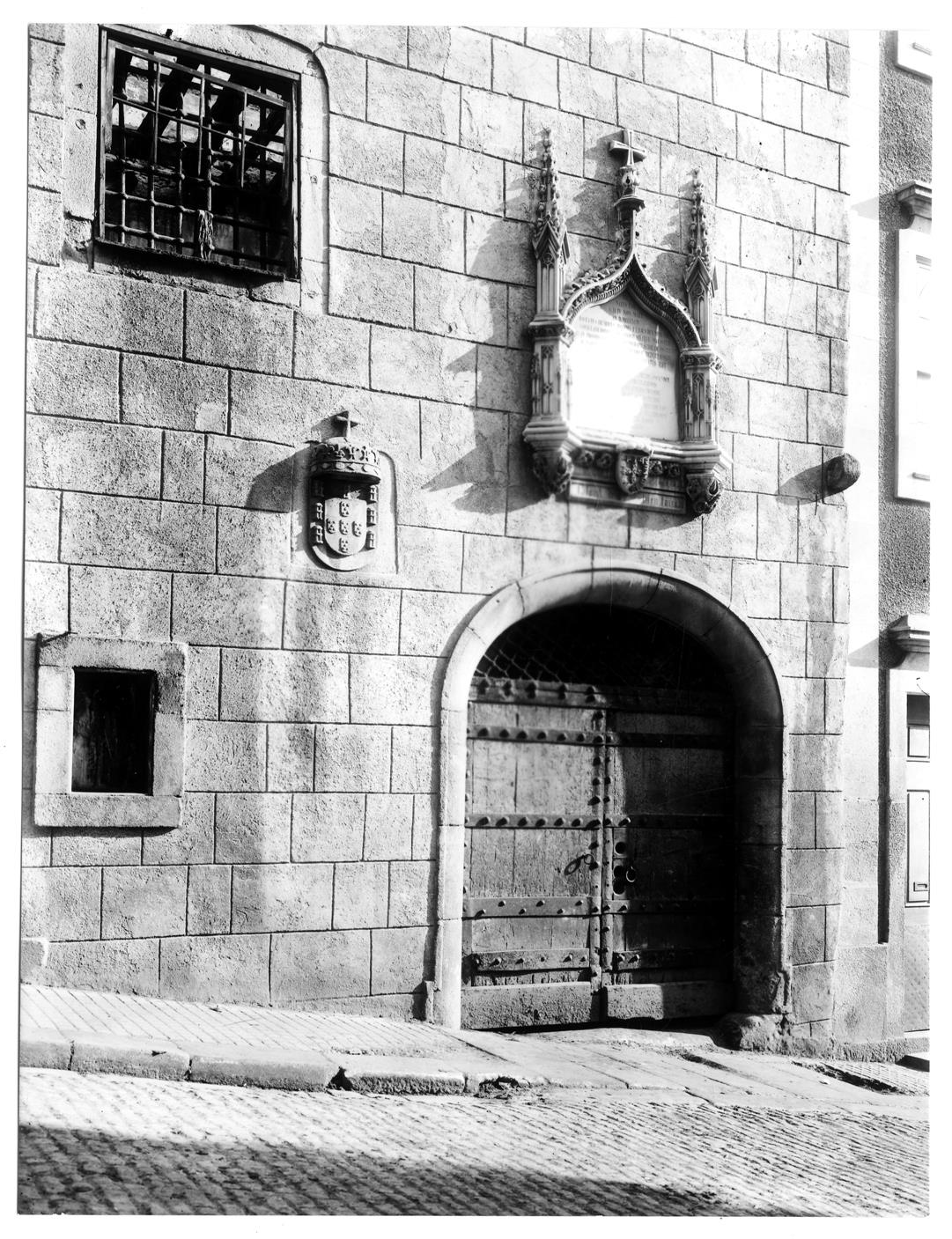 A Alfândega do Porto e o despacho aduaneiro : porta da Alfândega Velha antes do restauro